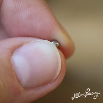 Piercing verwisselen - pak het piercingballetje stevig vast