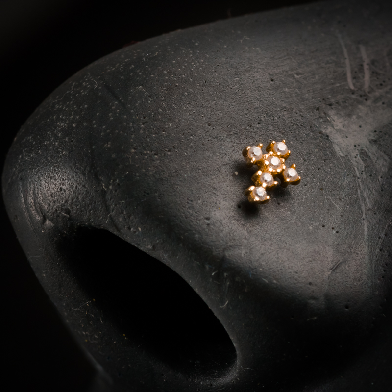 18 karaats gouden sieraden - neus piercing
