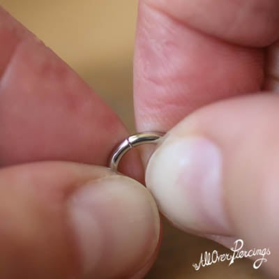 Piercing verwisselen - buig de ring net zover dicht tot de uiteinden weer netjes op elkaar aansluiten