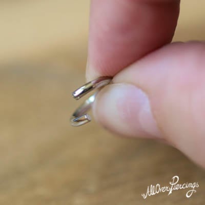 Piercing verwisselen - buig de ring ver genoeg open zodat je de piercing kunt verwisselen