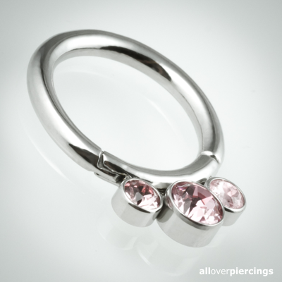 Click ring met drie roze kristallen